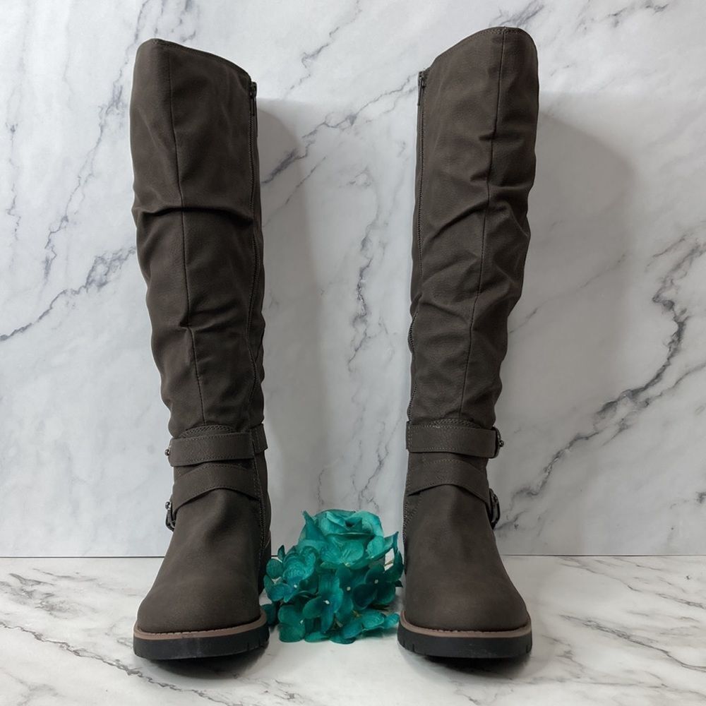 SUN + STONE Brinley Charcoal Strapped Lug-Sole Boots - Picture 3 of 7